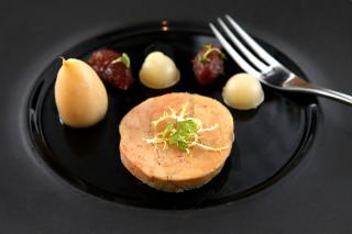 Tranche de foie gras entier de canard sur une planche, pain de campagne grillé