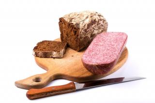 Tranche de foie gras entier de canard sur une planche, pain de campagne grillé